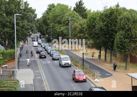 Vue de haut niveau de Markhouse Road, Walthamstow, montrant de nouveaux chemins cyclables et des passages à niveau « Copenhague » pour piétons vers les routes latérales. Banque D'Images