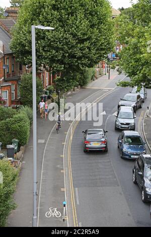 Vue de haut niveau de Markhouse Road, Walthamstow, montrant de nouveaux chemins de vélo installés dans le cadre du programme Mini-Holland de Waltham Forest. Banque D'Images