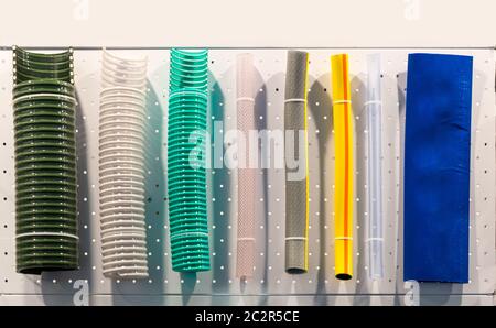 Tubes en plastique ondulé et caoutchouc tuyaux d'eau, vitrine boutique plomberie Banque D'Images