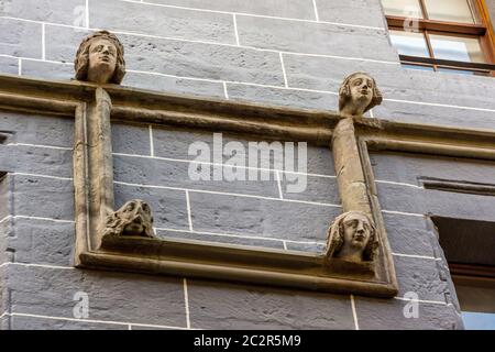 Sculptures en pierre complexes ornant la façade de la Maison Tavel au Musée d'histoire de Genève à Genève en Suisse Banque D'Images