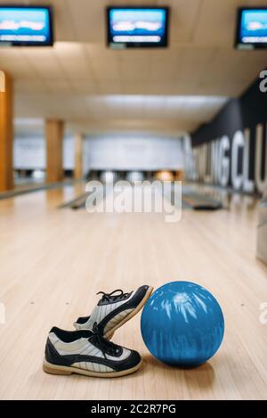 Boule de bowling et de la maison de chaussures le parquet en club, les broches du contexte, personne. Bowl concept, tenpin Banque D'Images