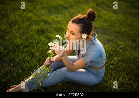 Jolie jeune femme dans un joli parc, en profitant d'un peu de temps libre le week-end (image aux tons de couleur) Banque D'Images