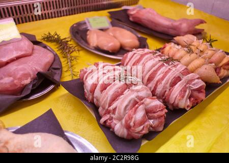 Coupes de viande de veau crues dans un comptoir froid avec étiquettes de prix prêtes à être vendues dans la boutique du boucher. Banque D'Images