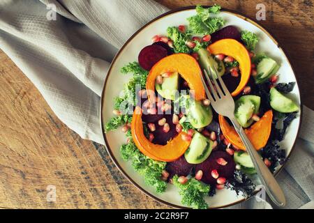 Salade végétarienne saine, citrouille rôtie, tomate, grenade, chou vert, betterave. Banque D'Images