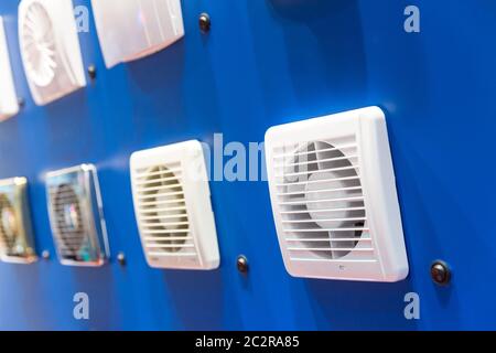 Vitrine de ventilateurs d'aération forcée, gros plan de salle de bains, cuisine ou maison chambres Banque D'Images