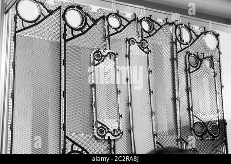 Les joints de plomberie plombier en magasin, l'acier et des coussinets en caoutchouc Banque D'Images