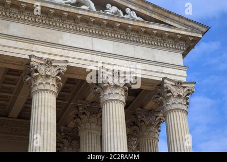 Ancienne colonne de palais de justice de justice. Colonnade néoclassique avec colonnes corinthiennes dans un bâtiment public ressemblant à un Banque D'Images