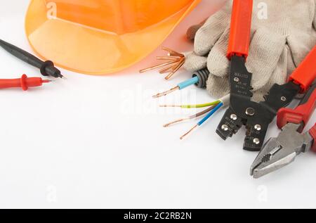 Outils de l'électricien. Casque de protection, câbles, pinces, cutter, etc. Banque D'Images