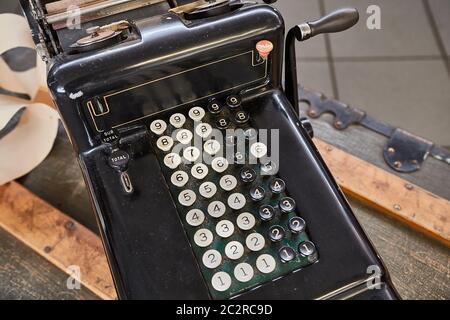 Calculatrice Vintage et sur un comptoir caisse Banque D'Images