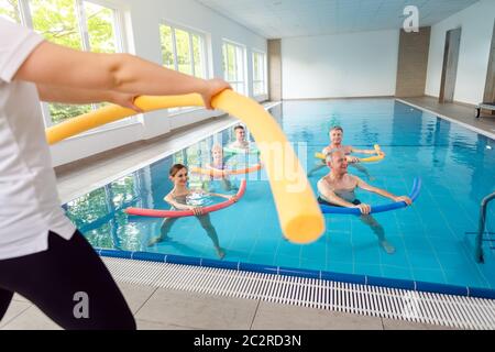 Les personnes qui font un cours de fitness en aqua pendant une séance de physiothérapie dans un centre de physiothérapie Banque D'Images