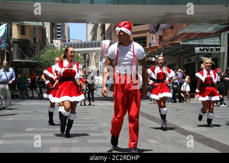 Santa Fest flash mob se produit à Pitt Street Mall, Sydney. Banque D'Images