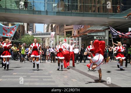 Santa Fest flash mob se produit à Pitt Street Mall, Sydney. Banque D'Images