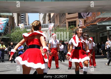 Santa Fest flash mob se produit à Pitt Street Mall, Sydney. Banque D'Images