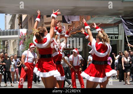 Santa Fest flash mob se produit à Pitt Street Mall, Sydney. Banque D'Images