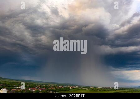 Ciel dramatique avec orageux sur le petit village de Transylvanie. Banque D'Images