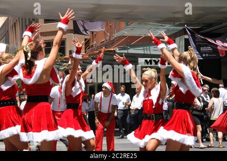 Santa Fest flash mob se produit à Pitt Street Mall, Sydney. Banque D'Images