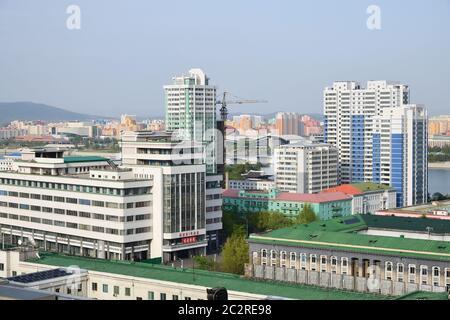 Pyongyang, Corée du Nord - 1er mai 2019 : quartier résidentiel typique de Pyongyang, capitale de la Corée du Nord. Banque D'Images