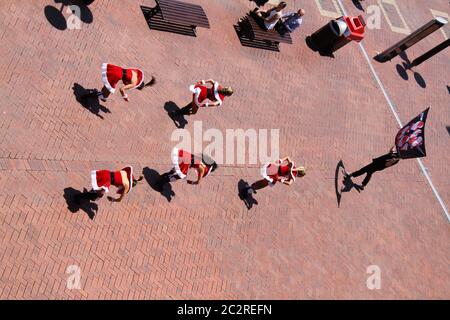 Santa ‘flash mob’ joue à Darling Harbour, Sydney pour promouvoir Santa Fest 2013. Banque D'Images