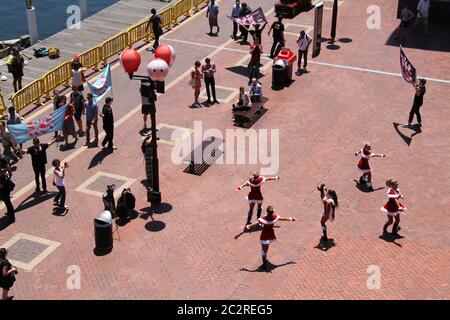 Santa ‘flash mob’ joue à Darling Harbour, Sydney pour promouvoir Santa Fest 2013. Banque D'Images