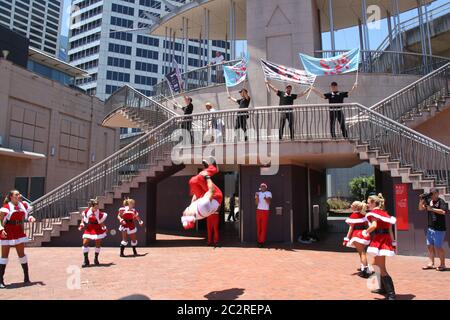 Santa Fest “flash mob” se produit à Darling Harbour, Sydney. Banque D'Images