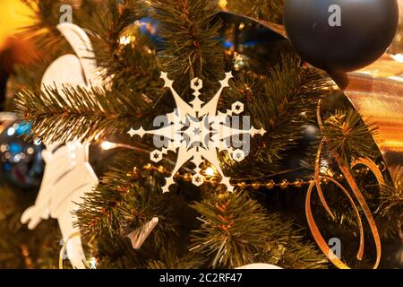 Sapin de Noël avec ornements boules argentés. Arbre de Noël décoré en gros plan. Boules et guirlande lumineuse avec lampes de poche. N Banque D'Images