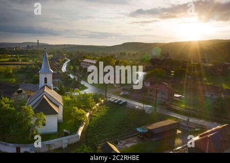 Ciel dramatique avec orageux sur le petit village de Transylvanie. Banque D'Images