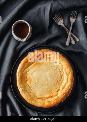 Cheesecake classique sur table. Vue de dessus Banque D'Images
