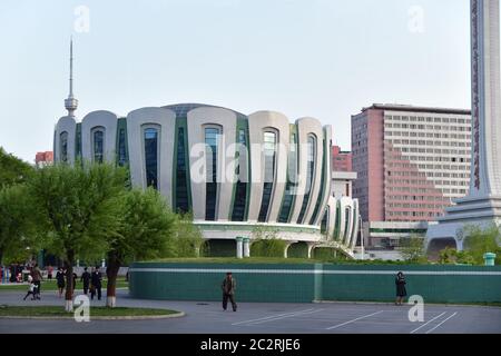 Pyongyang, Corée du Nord - 29 avril 2019 : les gens du nouveau complexe résidentiel de la rue Ryomyong au crépuscule Banque D'Images