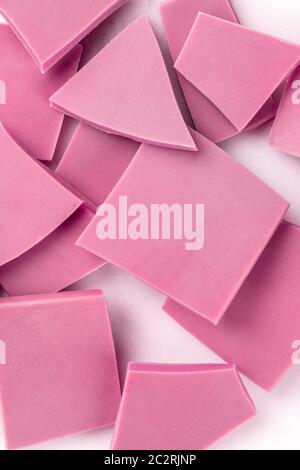 Chocolat, tranches Ruby un close-up shot frais généraux d'un tas sur un fond blanc Banque D'Images