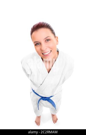 Portrait du haut vers le bas d'une belle jeune femme fighter en kimono blanc souriant, isolé sur fond blanc. Banque D'Images