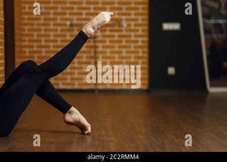 Femme danseuse contemporaine, jambes flexibles, stretching, femmes en entraînement en studio. Danse danseuse en classe, ballet moderne, elega Banque D'Images