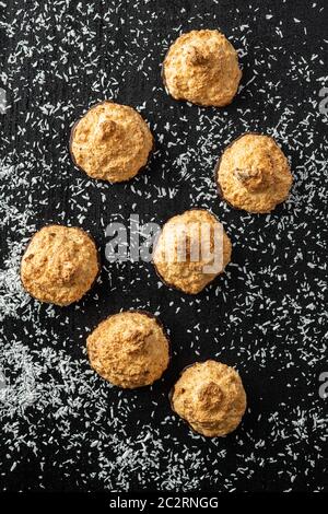 Cookies au chocolat et noix de coco avec de la noix de coco râpée sur le tableau noir. Banque D'Images