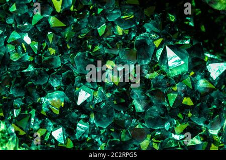 Cristaux vert émeraude, saphir ou Tourmaline. Pierres précieuses. Cristaux minéraux dans l'environnement naturel. Pierre de cristaux précieux sur Banque D'Images