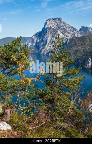 Automne paisible montagne Alpes vue sur le lac Traunsee de Kleiner Sonnstein sommet rock, Ebensee, Autriche. Banque D'Images