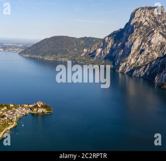 Automne paisible montagne Alpes vue sur le lac Traunsee de Kleiner Sonnstein sommet rock, Ebensee, Autriche. Banque D'Images