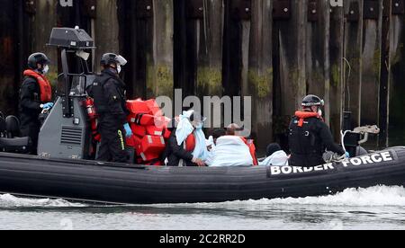 Un groupe de personnes considérées comme des migrants est amené à Douvres, dans le Kent, à la suite d'un certain nombre d'incidents impliquant de petits bateaux dans la Manche plus tôt ce matin. Banque D'Images