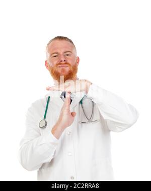 REDHEAD médecin faisant le geste de temps dehors avec ses mains isolées sur un fond blanc Banque D'Images