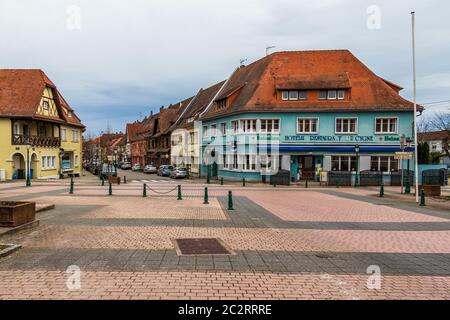 Place centrale avec bâtiments et routes typiques de Lauterbourg, Wissembourg, Bas-Rhin, Grand est, France Banque D'Images