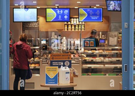 Les clients d'une succursale de Greggs à Winchester, dans le Hampshire, alors que la chaîne de boulangerie rouvre 800 magasins dans tout le Royaume-Uni, suite à l'assouplissement des restrictions de verrouillage des coronavirus. Banque D'Images