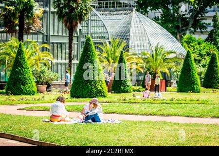 Lyon France , 11 juin 2020 : Groupe de personnes couché sur l'herbe du jardin public de la tête d'Or après la réouverture due au confinement de la covid-19 à Lyon France Banque D'Images