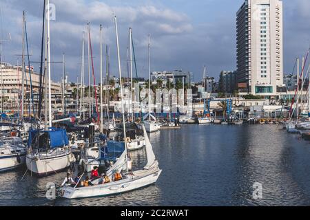 Tel Aviv/Israël-10/10/18: Ancrage pour yachts dans la marina de tel Aviv sur le littoral méditerranéen Banque D'Images