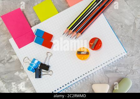 Fournitures de bureau sur la table, concept de magasin de papeterie, personne. Assortiment en magasin, accessoires pour dessin et écriture, équipement scolaire Banque D'Images