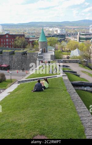 Personnes assises sur l'herbe sur le mur du château, Québec, Québec, Canada Banque D'Images