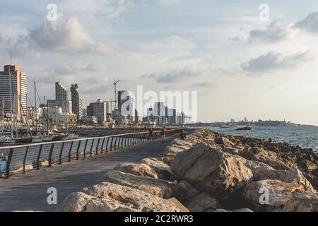 Tel Aviv/Israël-10/10/18: Front de mer de tel Aviv qui longe le littoral méditerranéen de tel Aviv, vu depuis la marina de Migdalor Banque D'Images