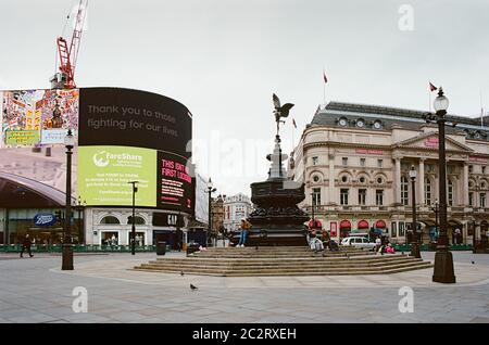 Videz Piccadilly Circus dans le West End de Londres, le samedi après-midi du 6 juin 2020, pendant le confinement du coronavirus Banque D'Images