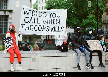 Des manifestants à Whitehall, Westminster, Londres, ont manifesté devant The Black Lives lors de l'enfermement du coronavirus, le 6 juin 2020 Banque D'Images