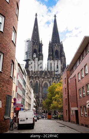 Cologne, Allemagne-octobre 2018 : rue menant à la cathédrale de Cologne. Centre de Cologne. Banque D'Images