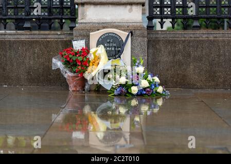 Westminster, Londres, Royaume-Uni. 18 juin 2020. La matinée a été mouillée pendant la période de confinement du coronavirus COVID19. Le mémorial du PC Keith Palmer qui a des fleurs, des hommages mis à côté Banque D'Images