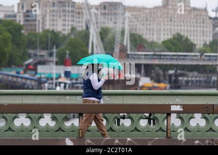 Westminster, Londres, Royaume-Uni. 18 juin 2020. La matinée s'est mouillée à l'heure où les navetteurs se rendent au travail pendant la période de confinement pandémique du coronavirus COVID19 Banque D'Images