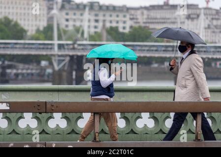 Westminster, Londres, Royaume-Uni. 18 juin 2020. La matinée s'est mouillée à l'heure où les navetteurs se rendent au travail pendant la période de confinement pandémique du coronavirus COVID19 Banque D'Images